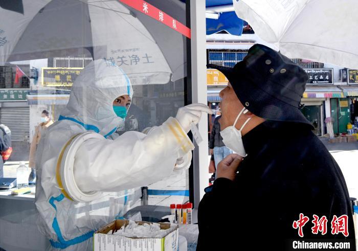 12月7日，拉薩市民正在進(jìn)行核酸檢測(cè)。　李林 攝