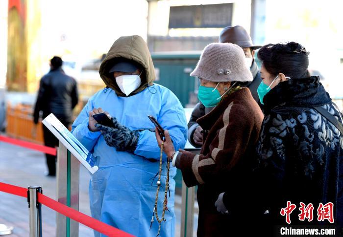 12月7日，拉薩市民掃碼進(jìn)入銀行辦理業(yè)務(wù)?！±盍?攝