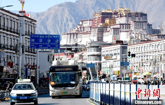 12月7日，一輛公交車從拉薩市城關(guān)區(qū)北京東路駛過。　李林 攝