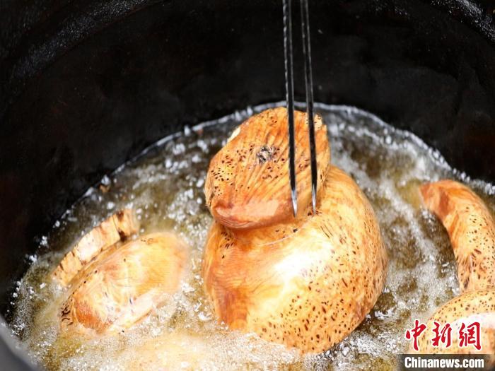 圖為已成型的木碗。　 鄧海平 攝