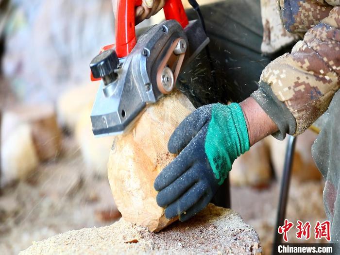 圖為手工藝人正在制作木碗?！〉录?　攝