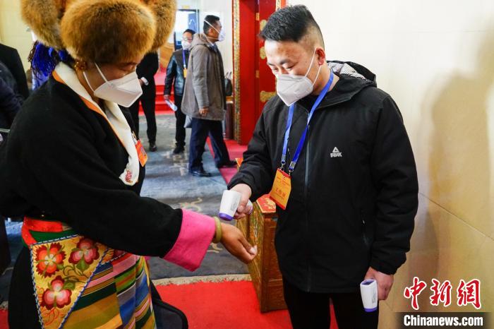 政協(xié)委員測體溫后入場?！〗w波 攝