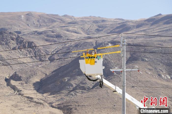 圖為11月9日，國網(wǎng)山南供電公司工作人員進行搭火工作。　格桑 攝