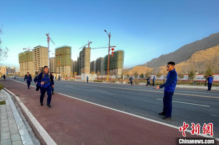 負(fù)重5公里體能訓(xùn)練?！∥鞑厣窒揽傟?duì)特勤大隊(duì) 供圖