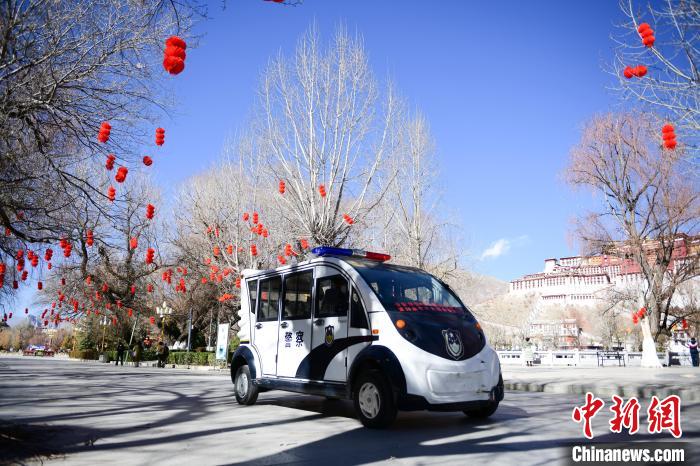 圖為1月23日，布達(dá)拉宮廣場(chǎng)派出所民警正在巡邏?！∝暩聛?lái)松 攝