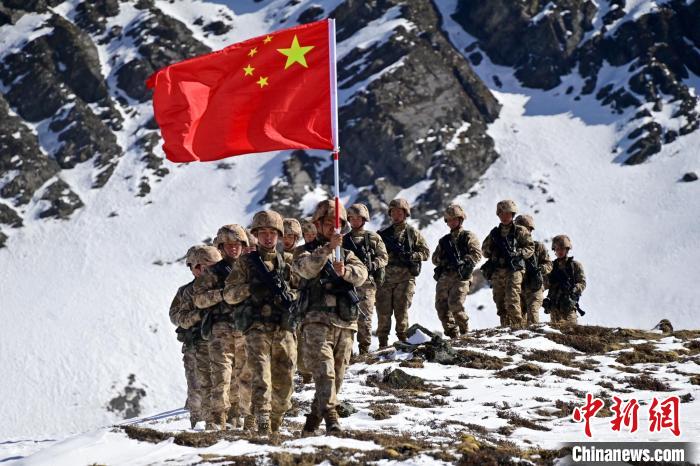 官兵們?cè)谘策呁局小！≡裢?攝