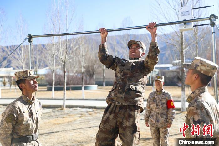 單杠引體向上現(xiàn)場，選手竭盡全力突破自我?！敲衫?攝