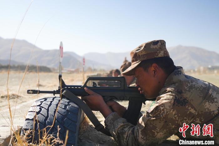 參賽民兵在進(jìn)行瞄準(zhǔn)?！敲衫?攝