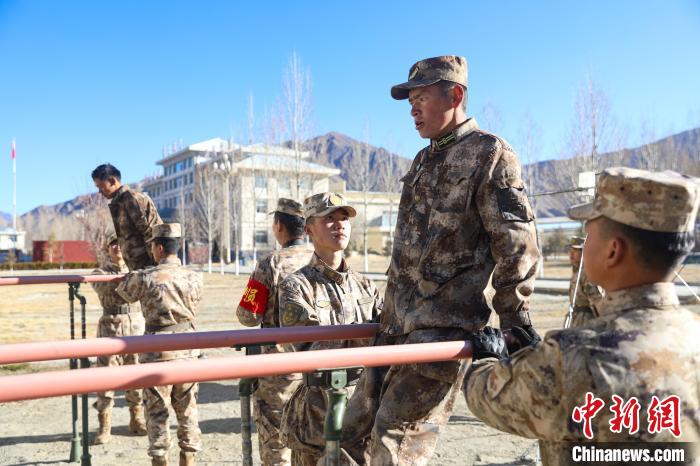 雙杠臂屈伸項目競賽現(xiàn)場?！敲衫?攝