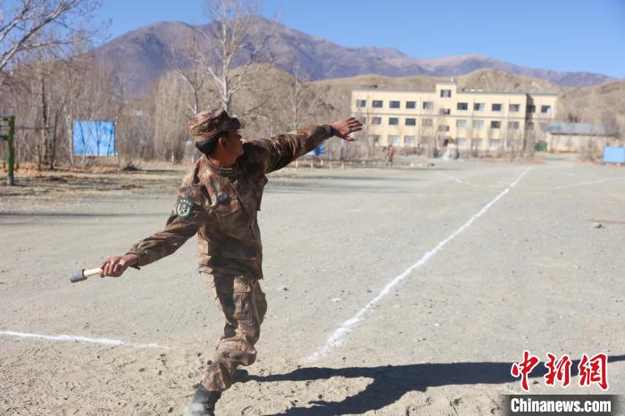 手榴彈投遠(yuǎn)比武競賽現(xiàn)場?！敲衫?攝