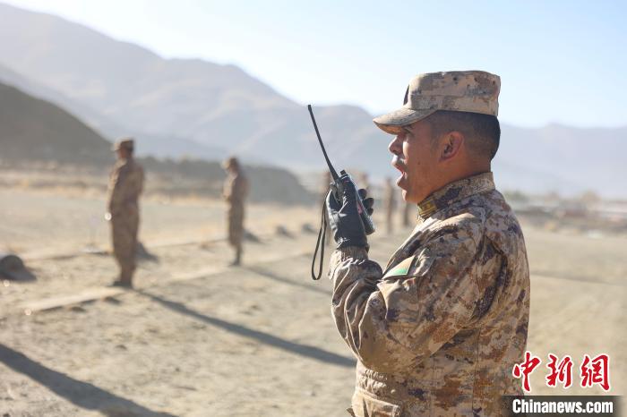 裁判員羅布次仁下達(dá)“臥姿裝子彈”口令?！敲衫?攝