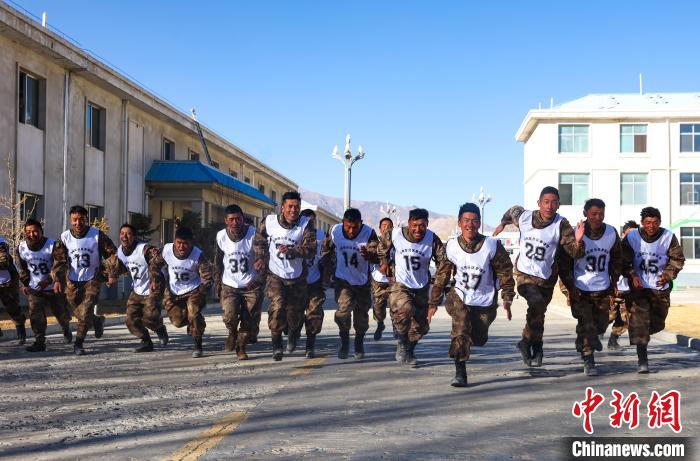 3000米開賽，選手們奮勇爭先?！敲衫?攝