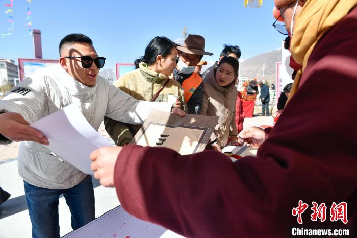 圖為展銷會現(xiàn)場。　貢嘎來松 攝