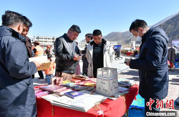 圖為展銷會現(xiàn)場。　貢嘎來松 攝