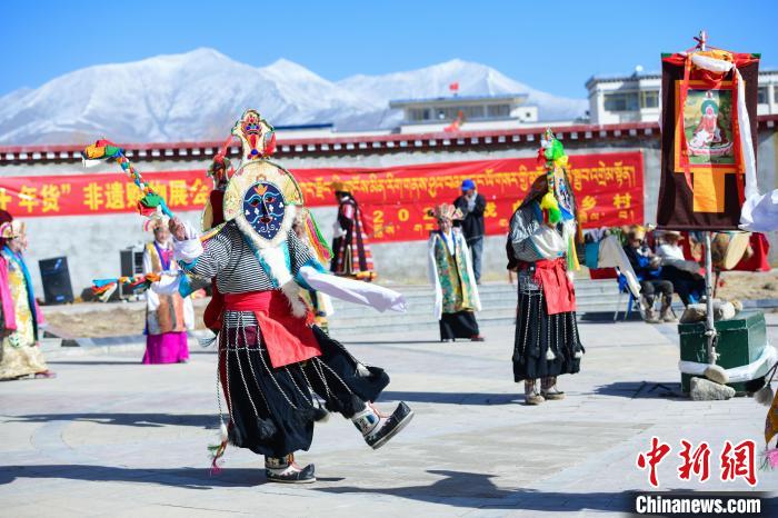 圖為藏戲非遺展演現(xiàn)場?！∝暩聛硭?攝