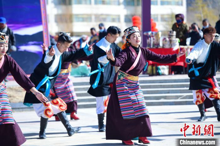 圖為藝術(shù)團表演“扎西果諧”?！∝暩聛硭?攝