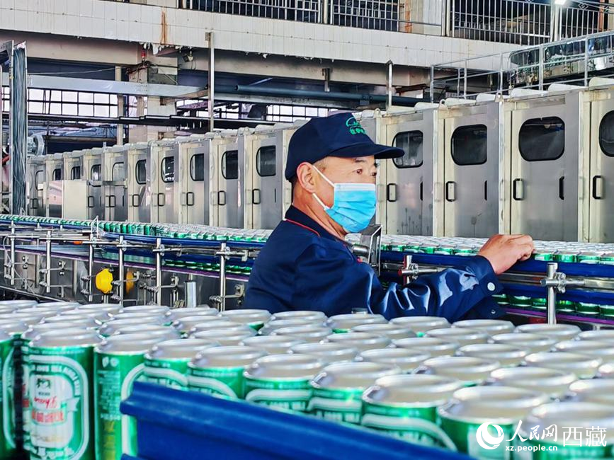 技術(shù)人員在生產(chǎn)線上檢查產(chǎn)品。人民網(wǎng) 李海霞攝