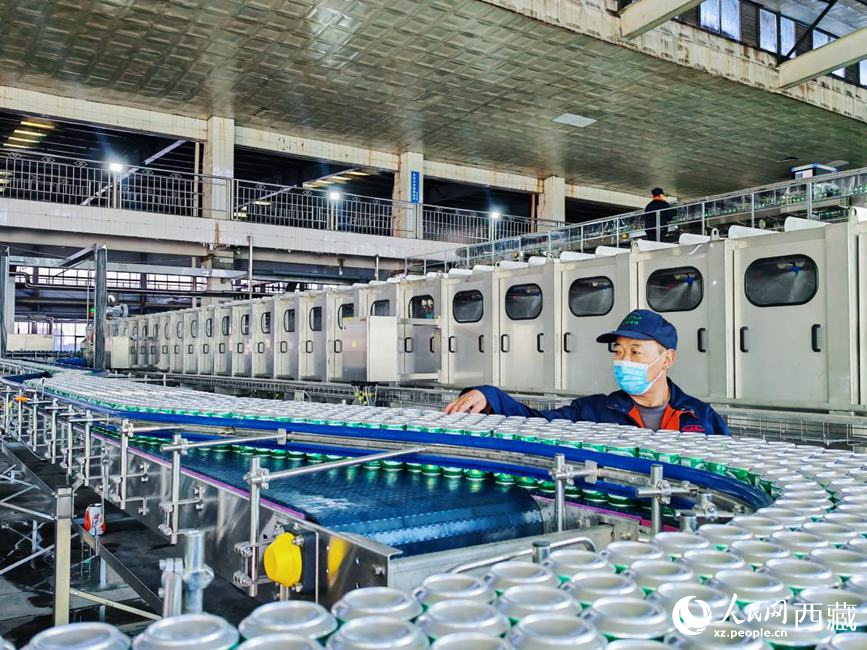 技術(shù)人員在生產(chǎn)線上檢查產(chǎn)品。人民網(wǎng) 李海霞攝