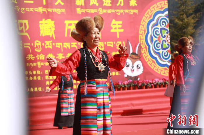 圖為藏歷新年活動現(xiàn)場。　張力 攝