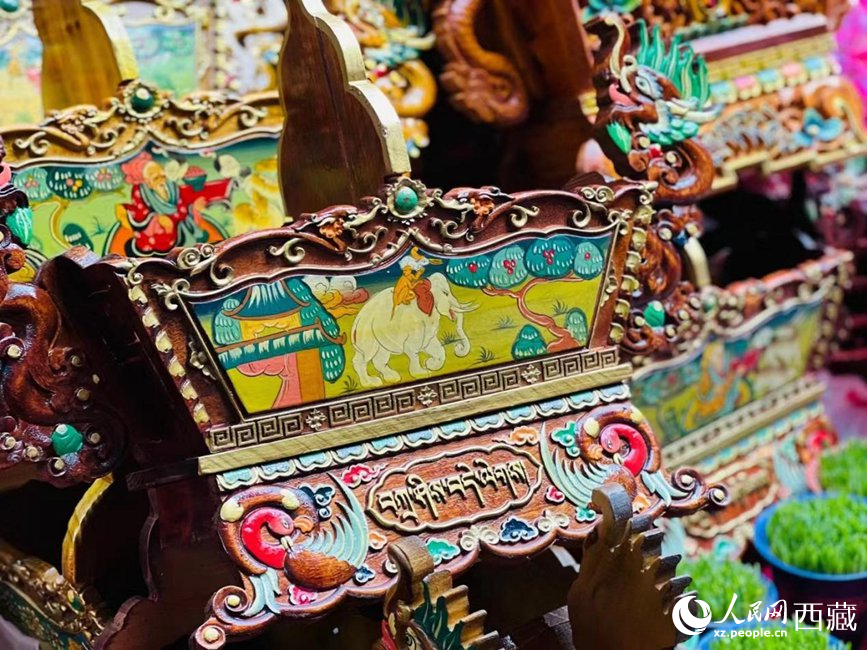 年貨市場上的切瑪盒（切瑪盒是藏歷新年吉祥物，是在精制斗型木盒中用隔板分開，分別盛入炒麥粒和糌粑，插上仔卓，象征著人壽年豐、吉祥如意）。人民網(wǎng) 次仁羅布攝