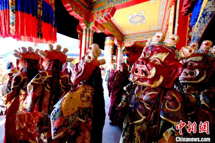 2月19日，楚布寺僧人們佩戴面具準(zhǔn)備參加跳神活動(dòng)?！±盍?攝