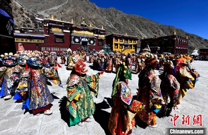 2月19日，楚布寺僧人們佩戴面具參加跳神活動(dòng)。　李林 攝