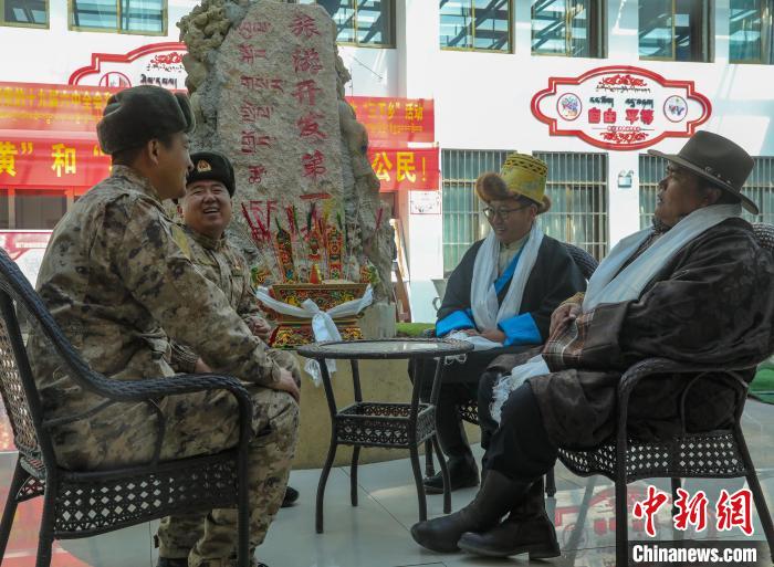 圖為阿里軍分區(qū)某邊防團(tuán)官兵與駐地群眾拉家常。　劉曉東 攝