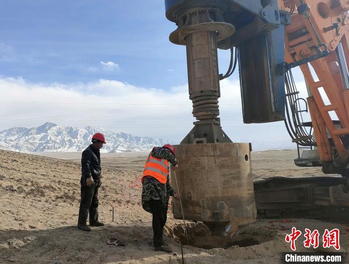 圖為施工人員檢查護筒高度?！⒁婧?攝