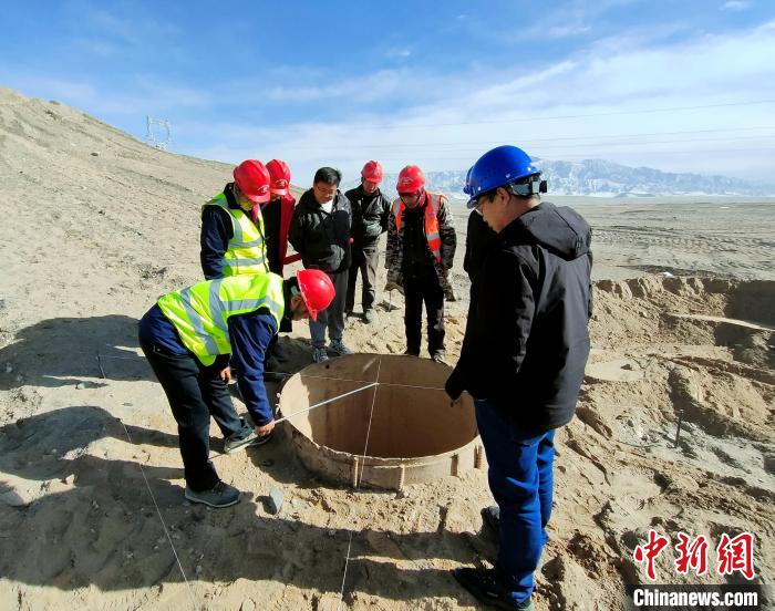 圖為施工人員檢查樁基護筒中心位置?！⒁婧?攝