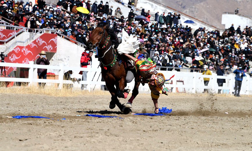 藏歷新年，精彩的馬術表演。潘多攝