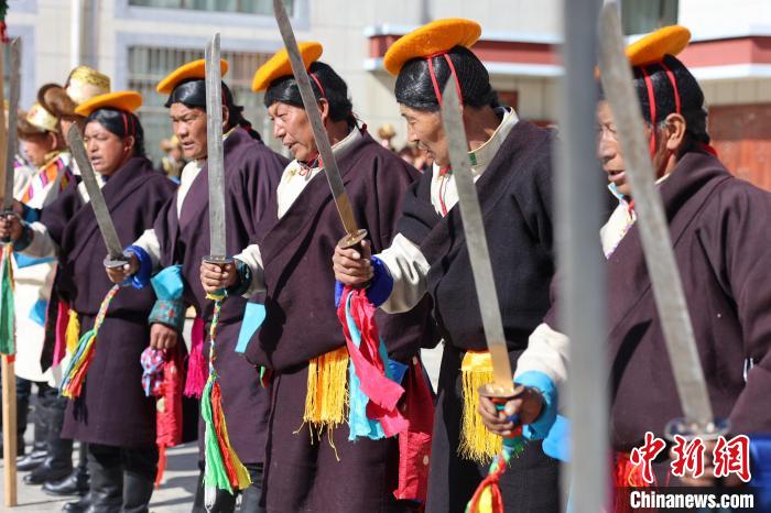 圖為藝人們手持藏刀表演加麻百·甲江?！愔闈扇?攝