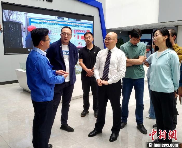 圖為全國(guó)政協(xié)委員、農(nóng)工黨青海省委主委王昆(中)在企業(yè)調(diào)研?！」鶟M福 供圖