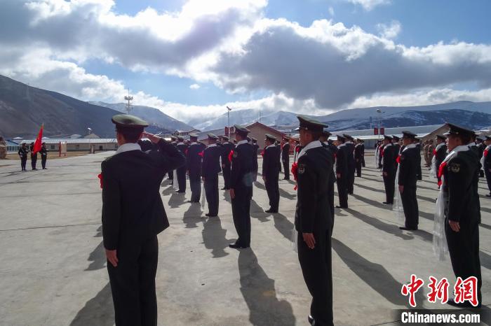 雪山下，退役士兵向軍旗敬軍禮?！±顚W文 攝