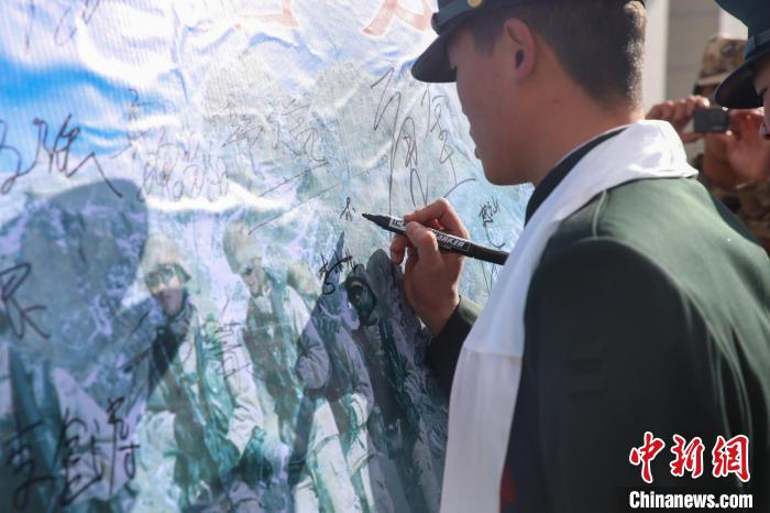 退役士兵簽名留念?！⒖≥x 攝