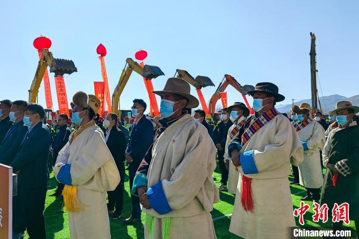 各方代表參加集中開復(fù)工儀式?！∧岈斪扛?攝