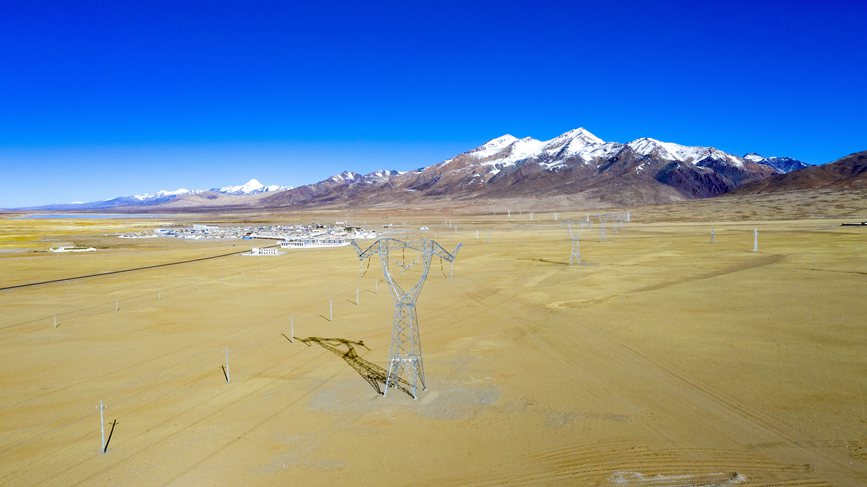 位于海拔4700多米的阿里聯(lián)網(wǎng)工程霍爾變電站。