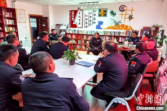 圖為亞東出入境邊防檢查站民警與銀行業(yè)務(wù)人員進(jìn)行金融知識深入交流。　胡利媛 攝