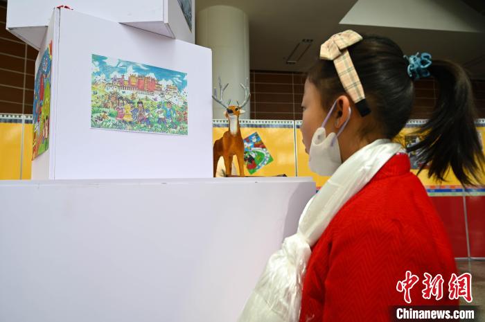 圖為學(xué)生參觀繪畫展?！≮w朗 攝