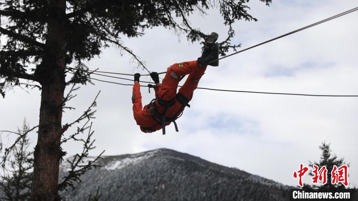 正在進行橫渡訓練。　西繞拉翁 攝