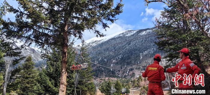 正在進行斜向救援?！∥骼@拉翁 攝