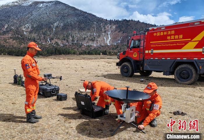 正在進行通信通聯(lián)訓練?！∥骼@拉翁 攝