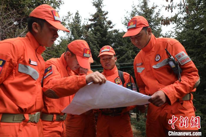 指戰(zhàn)員正在進行地形勘察?！∥骼@拉翁 攝