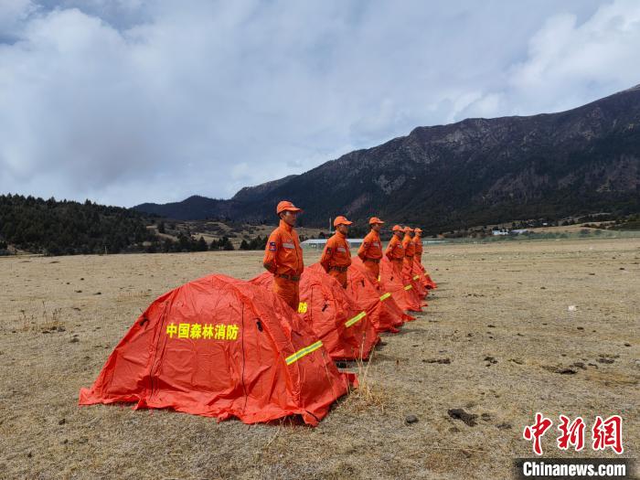 正在進行帳篷搭設?！∥骼@拉翁 攝