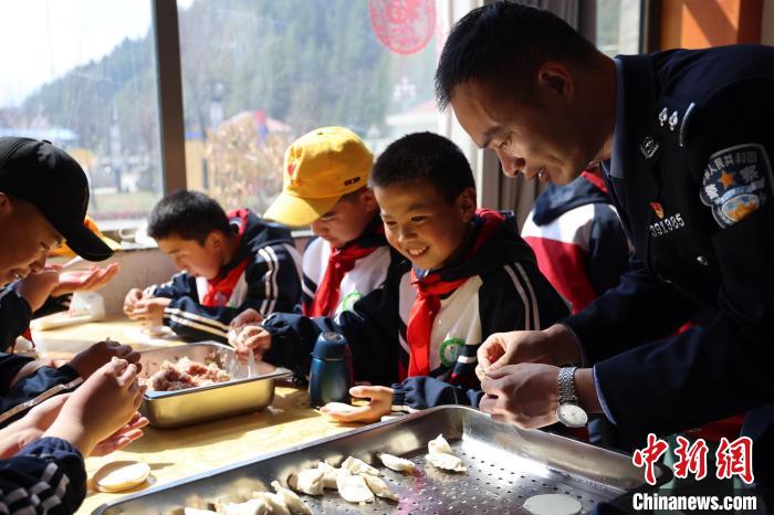 圖為亞東邊檢站民警與駐地小學(xué)生其樂融融包餃子?！『?攝