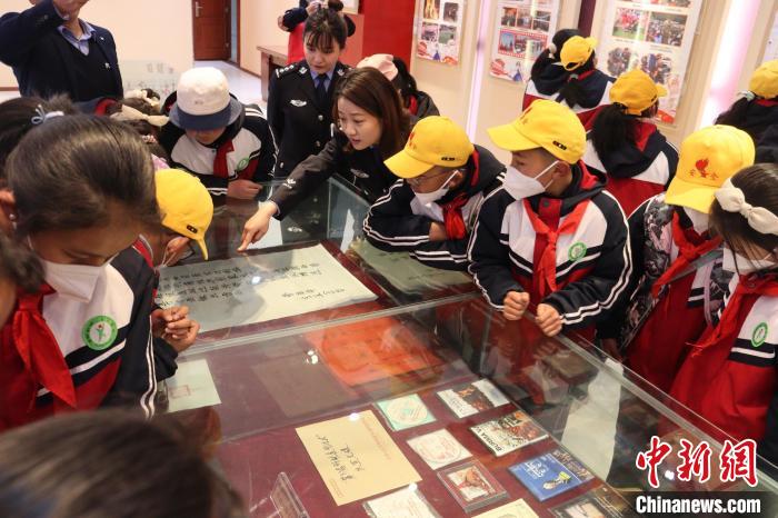 圖為亞東邊檢站民警為駐地小學(xué)生講解該站榮譽(yù)發(fā)展史?！『?攝