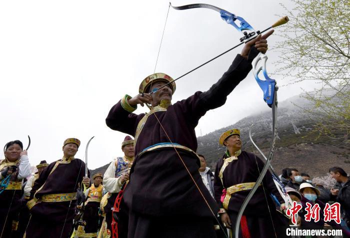 3月28日，選手參加響箭比賽?！±盍?攝