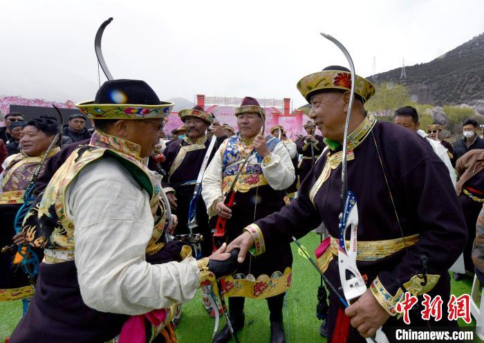 3月28日，選手射中靶心后慶祝。　李林 攝