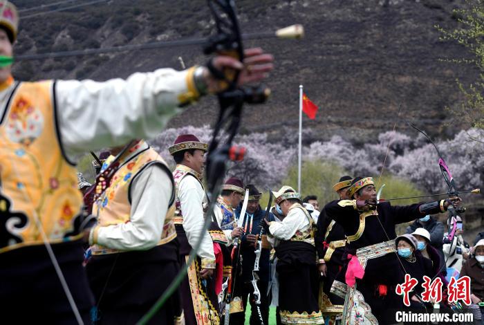 3月28日，選手參加響箭比賽?！±盍?攝