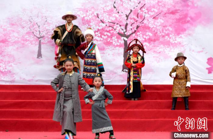 3月28日，西藏林芝第二十屆桃花旅游文化節(jié)開幕式上的文藝表演?！±盍?攝