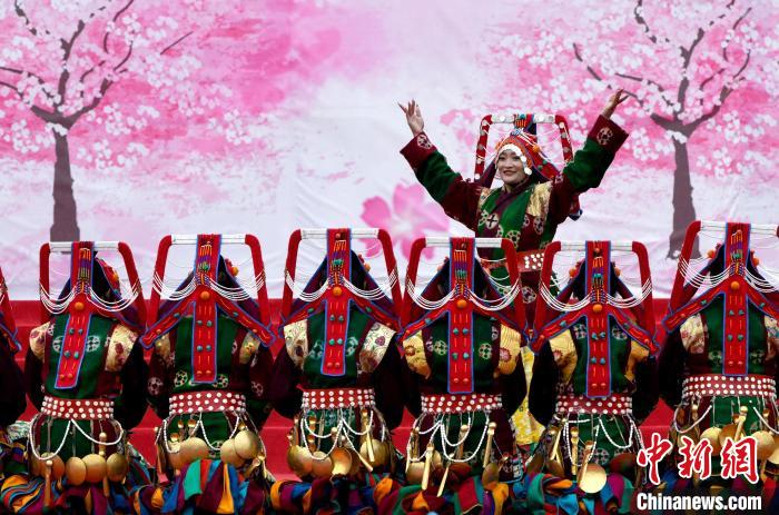 3月28日，西藏林芝第二十屆桃花旅游文化節(jié)開幕式上的文藝表演?！±盍?攝